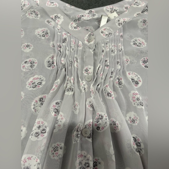 LC Lauren Conrad Light Gray Patterned Blouse Size M - Picture 4 of 7
